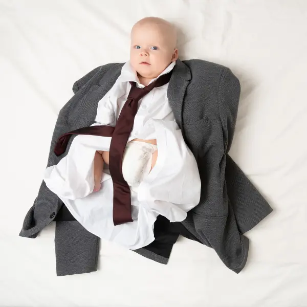 新生兒睡不安穩 身上衣物或被子卡著 示意圖